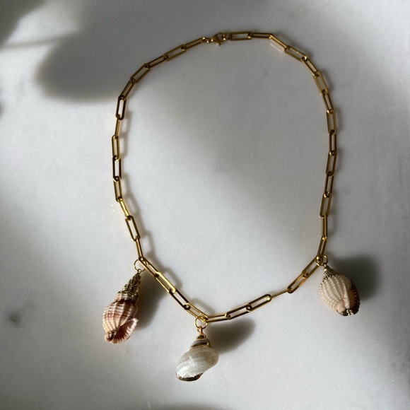 Handmade shell necklace - Picture 2 of 2